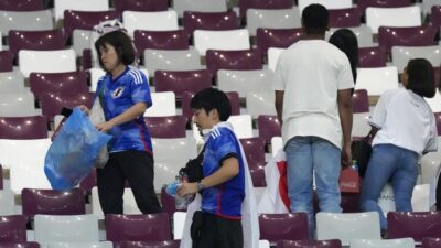 Suporter Jepang Punguti Sampah Usai Pertandingan, Suporter Indonesia?